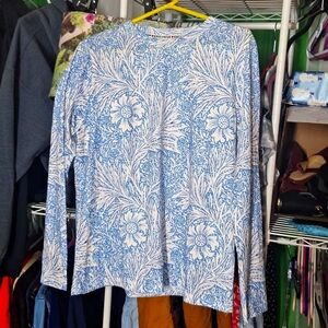 EXCLUSIVE LONG SLEEVE TOP SIZE LARGE BLUE AND WHITE